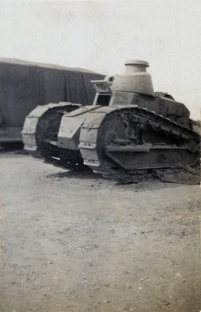 Carro armato Renault FT17 francese durante le esercitazioni di battaglia sui campi di Lulworth da English Photographer